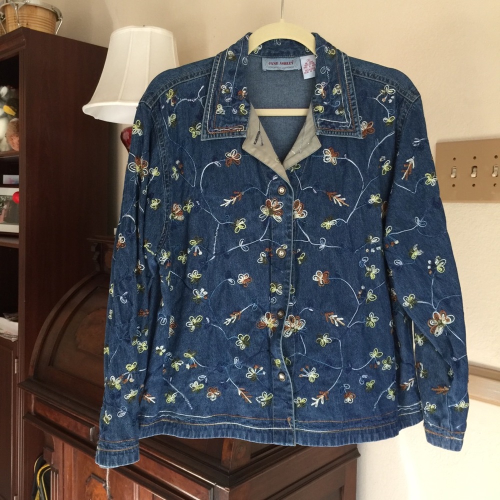 FLOWERY JEAN JACKET!  Jane Ashley, size Small